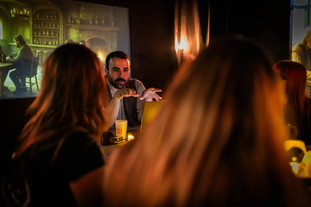Joueurs écoutant le maître du jeu autour d'une table