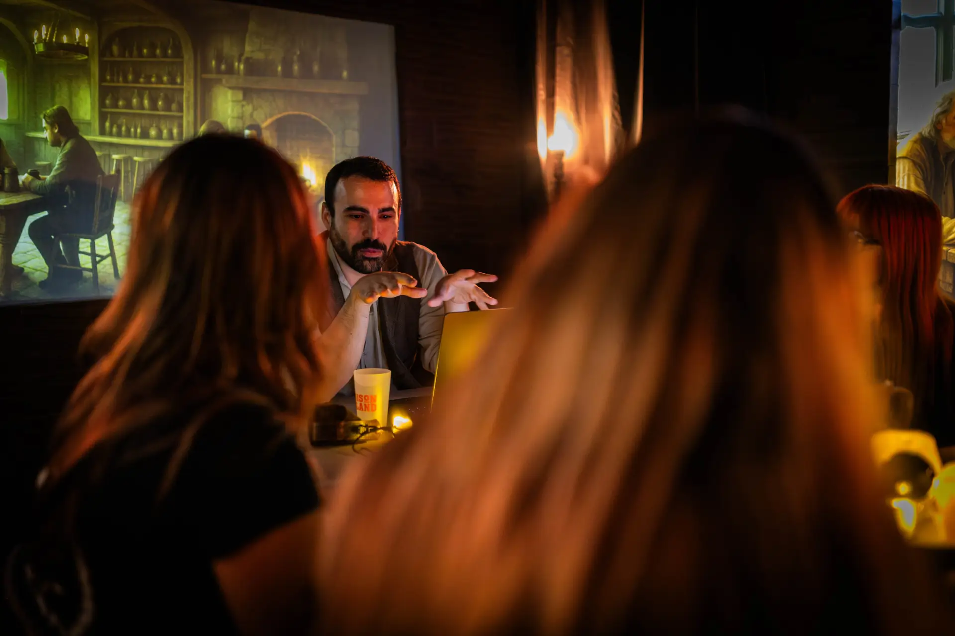 Joueurs écoutant le maître du jeu autour d'une table