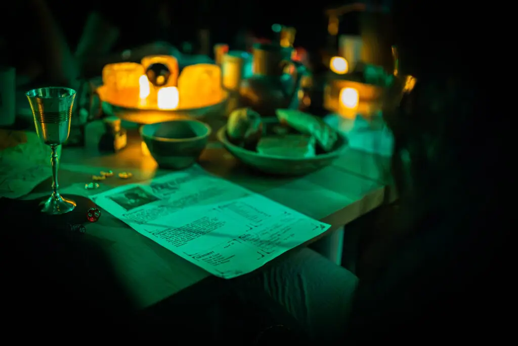 Chandelles et gobelets sur une table de taverne