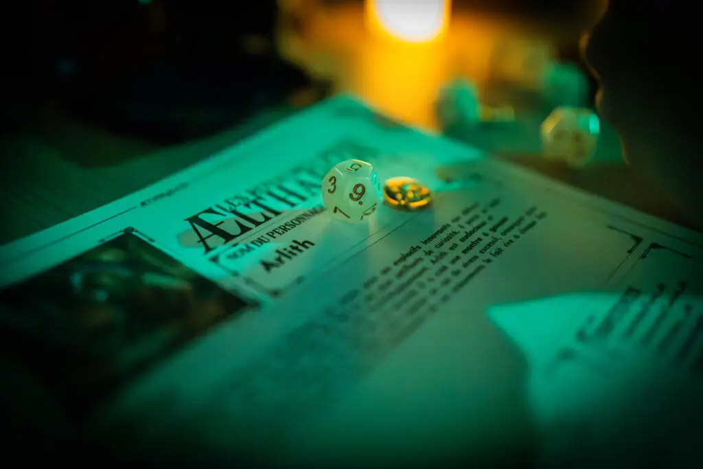 Dés et feuille de personnage sur la table de jeu
