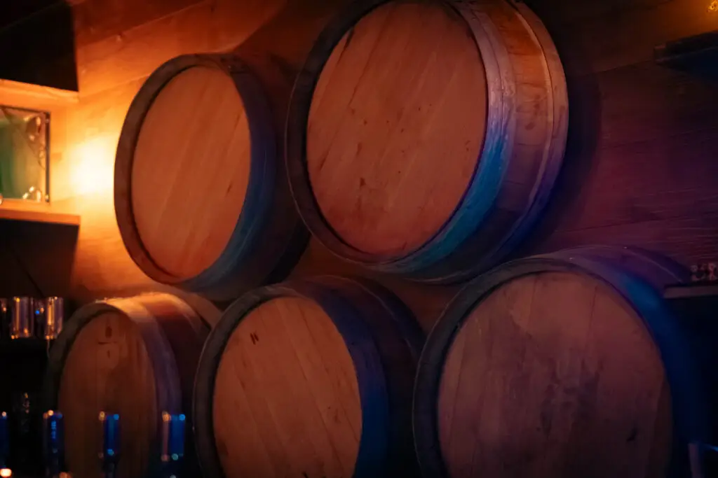 Les tonneaux de la salle du bar du Cristal d'Æther
